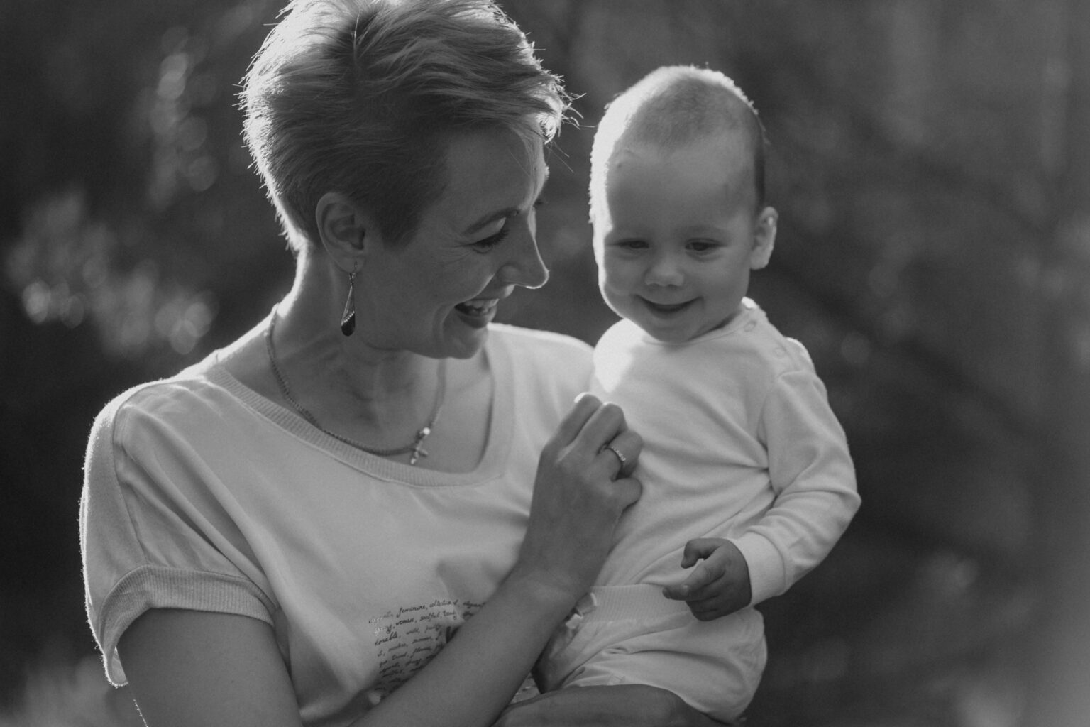 Mama z synem na sesji plenerowej