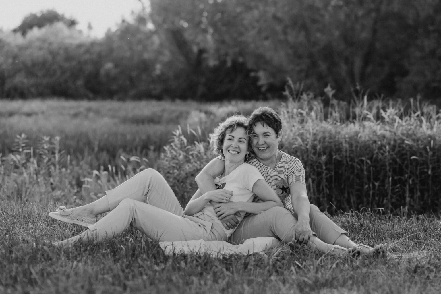 mam z córką na sesji fotograficznej w plenerze