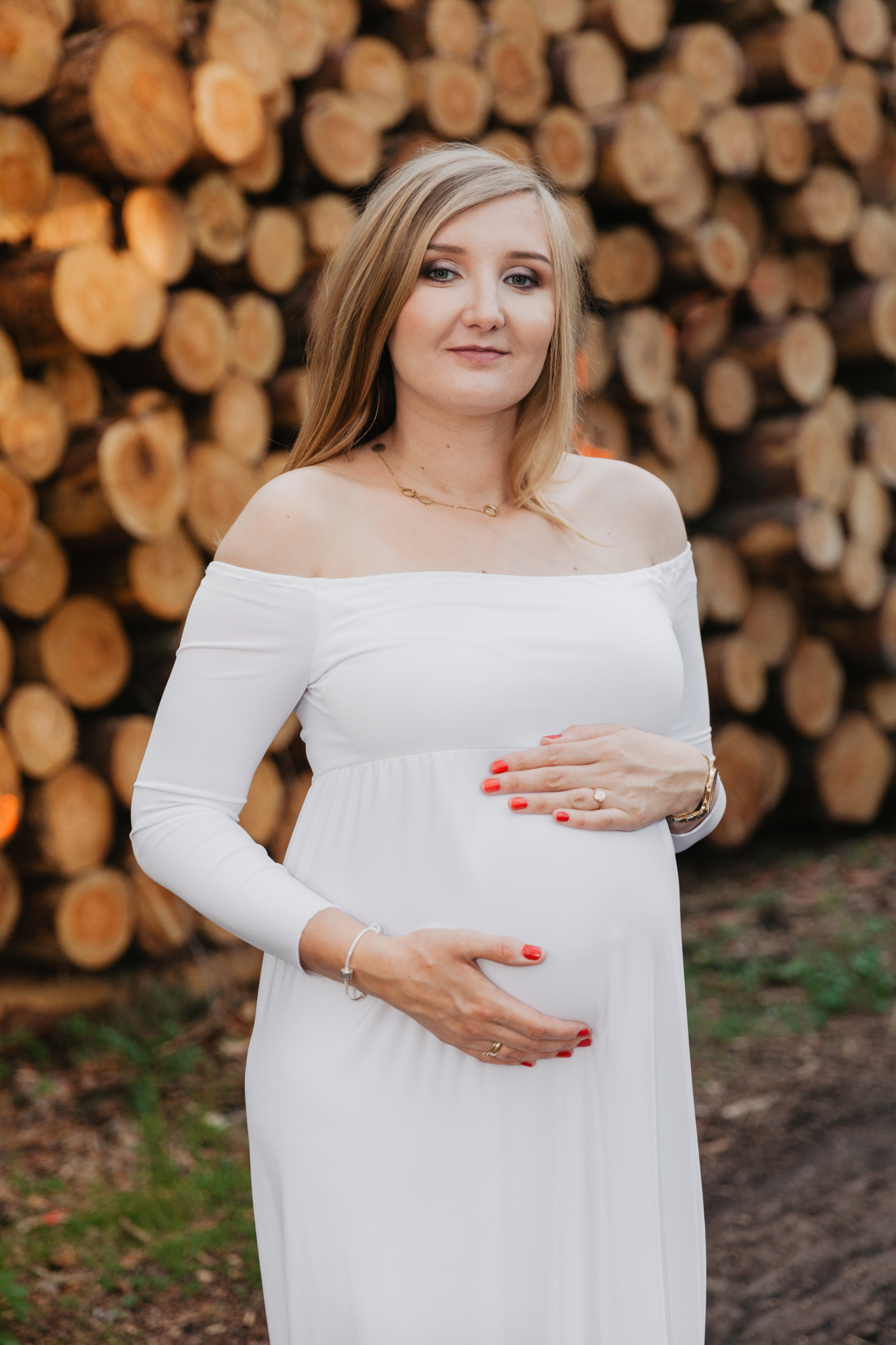 kobieta w ciąży w białej sukience