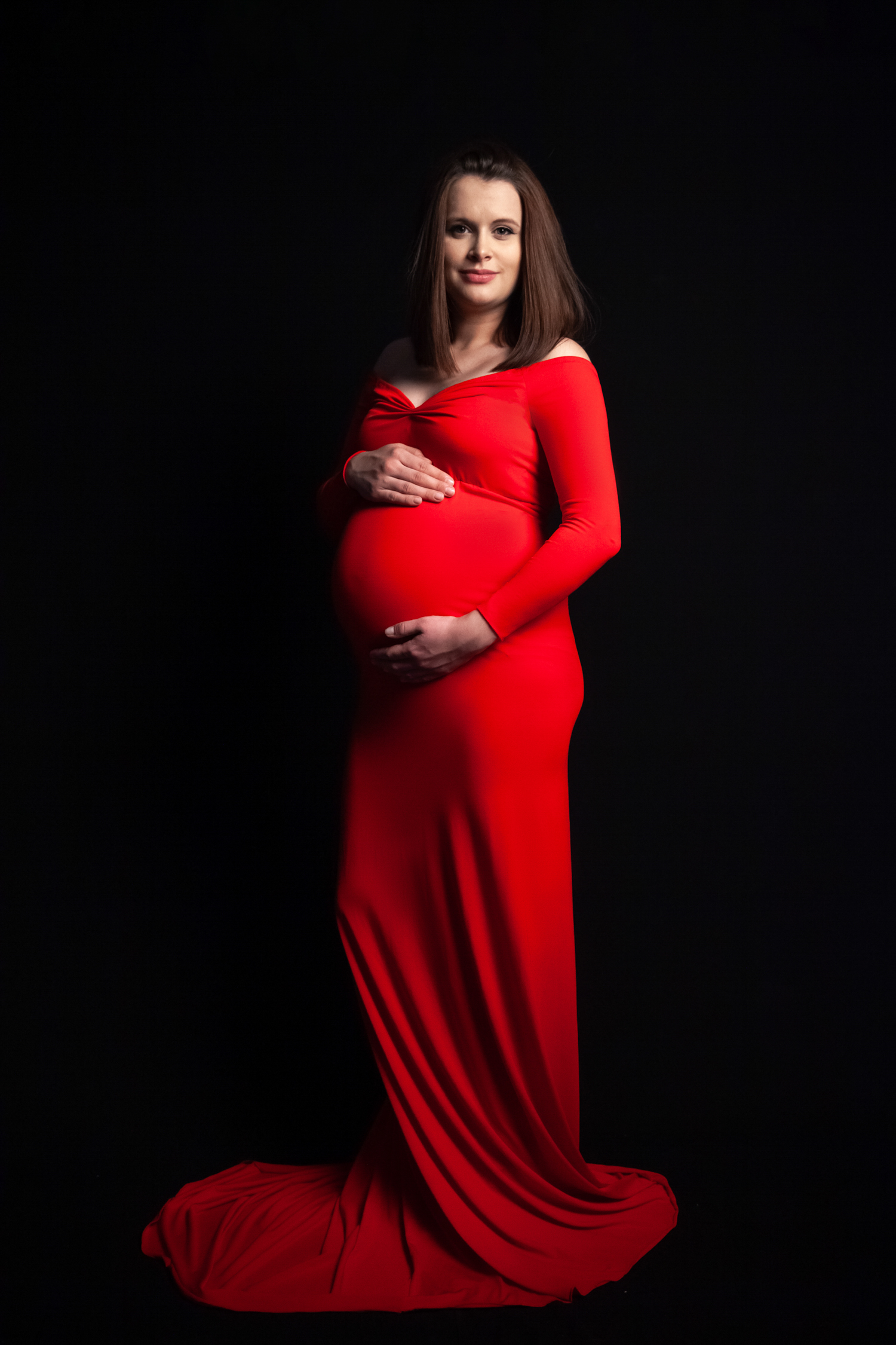 kobieta w ciąży w czerwonej sukience