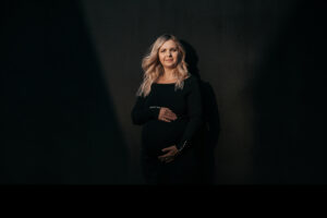 Przyszła mama spaceruje podczas spaceru po okolicy Służewskiego Domu Kultury.