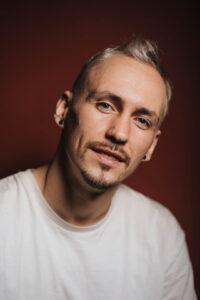 portret męszczyzny w studiu