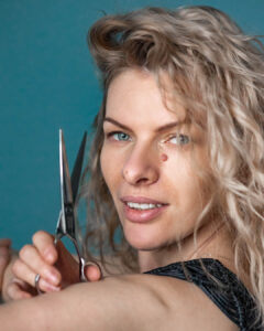 Klientka salonu CURL EXPERT podczas sesji metamorfozy i portretu biznesowego.