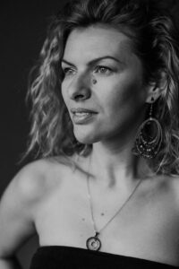 Klientka salonu CURL EXPERT podczas sesji metamorfozy i portretu biznesowego.