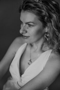 Klientka salonu CURL EXPERT w eleganckiej, biznesowej stylizacji.