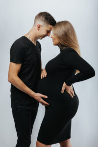 Sesja ciążowa w plenerze, kobiecy portret, fotograf Warszawa Kobyłka