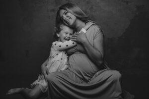 Letnia sesja ciążowa w plenerze, ciepłe barwy, fotograf Kobyłka