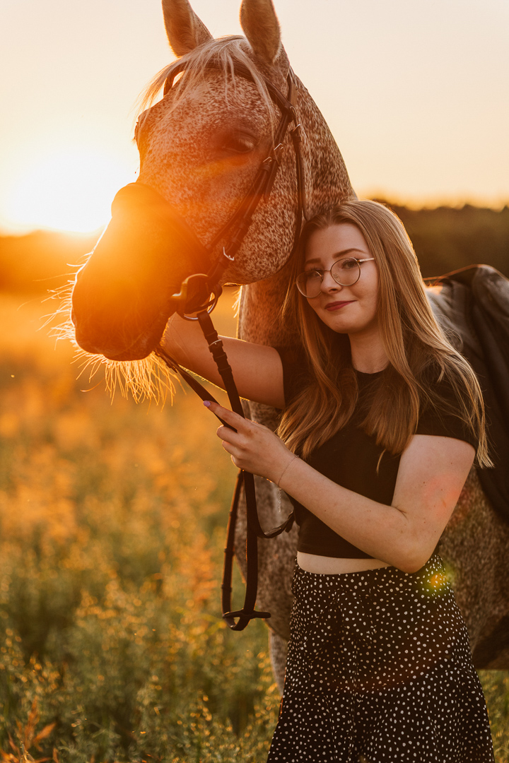 dziewczyna przytula konia