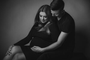 Czarno-biały portret kobiety w ciąży, artystyczna sesja ciążowa