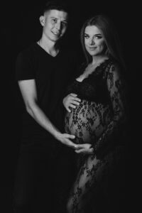 Spokojny portret ciążowy w czerni i bieli, fotograf Kobyłka