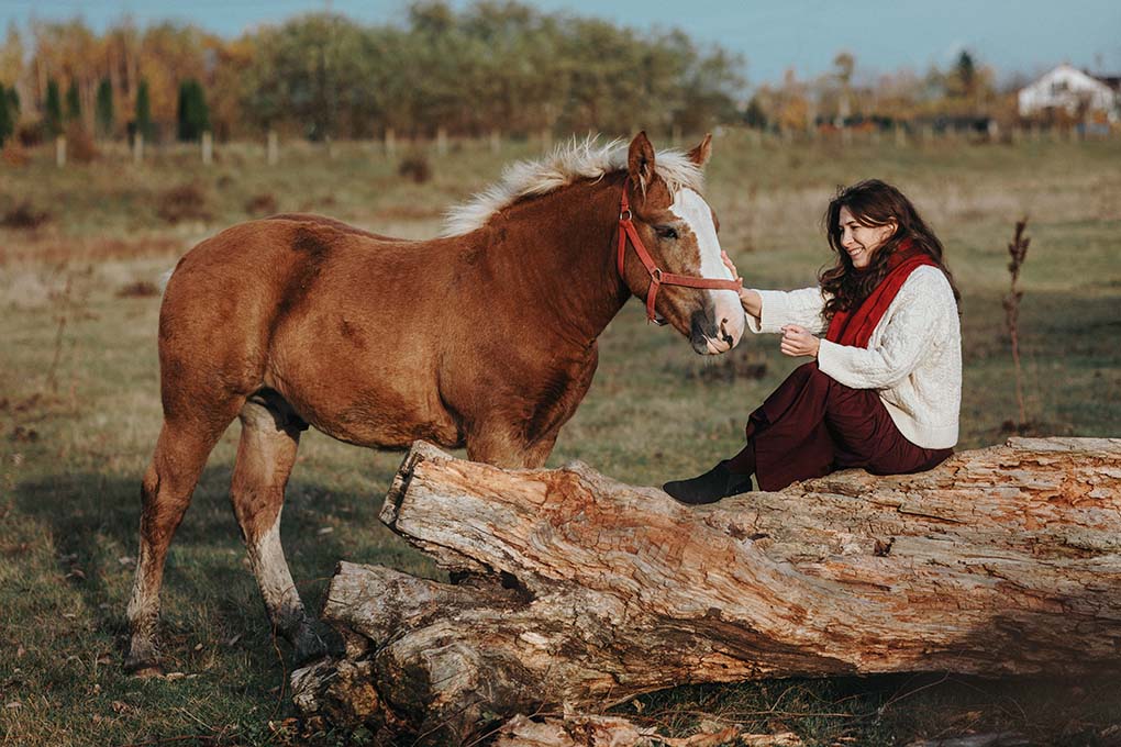 kobieta z koniem w polu