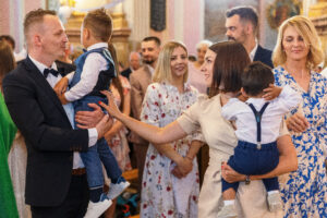 Spontaniczny reportaż z życzeń pod kościołem po uroczystości Chrztu Świętego, fotograf Kobyłka