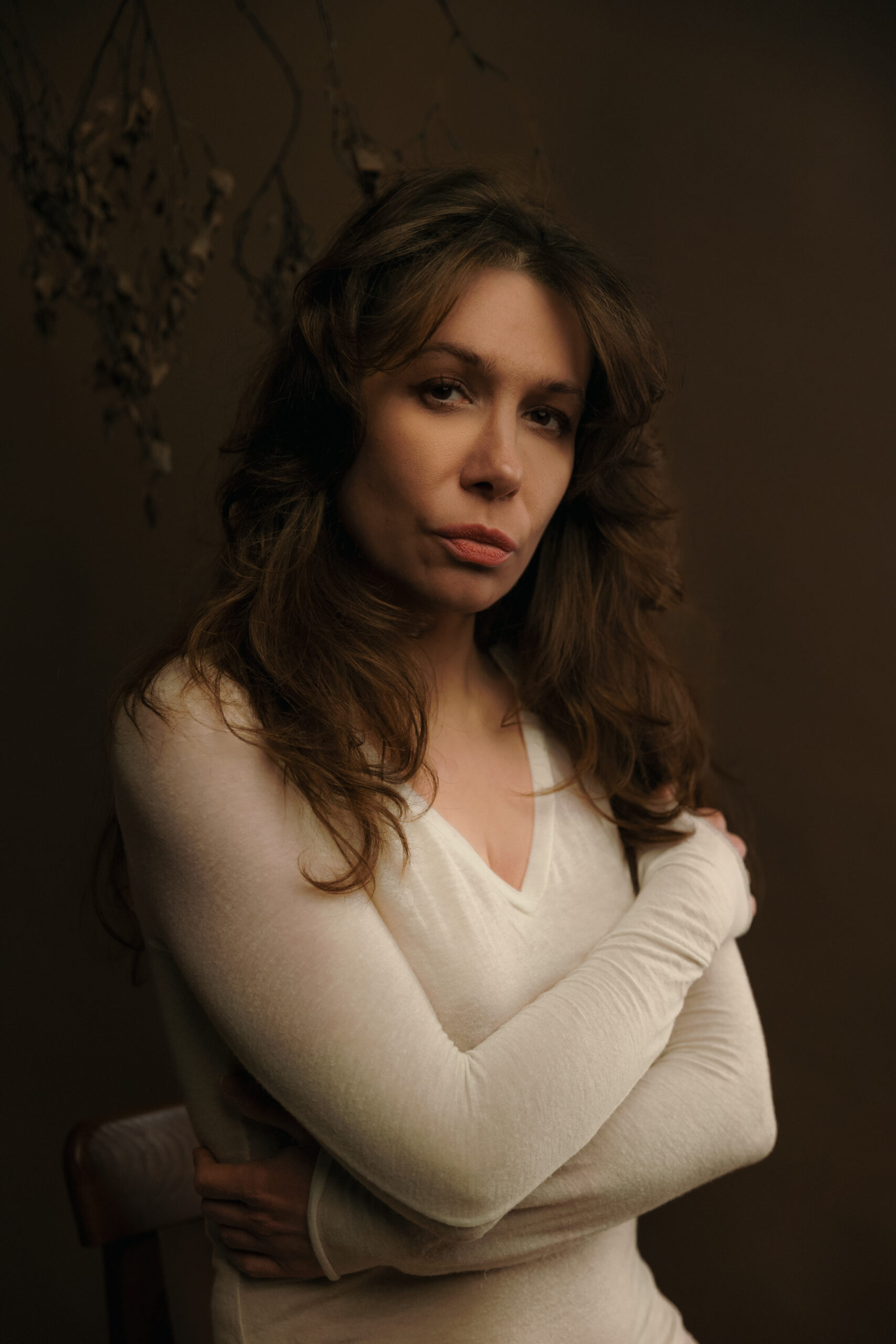 Artystyczny portret kobiecy w studiu fotograficznym - fotografia premium