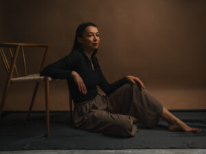 Czuły, kolorowy portret kobiety w naturalnym świetle, sensualna sesja kobieca u fotografki Oleny Herasym w Kobyłce.