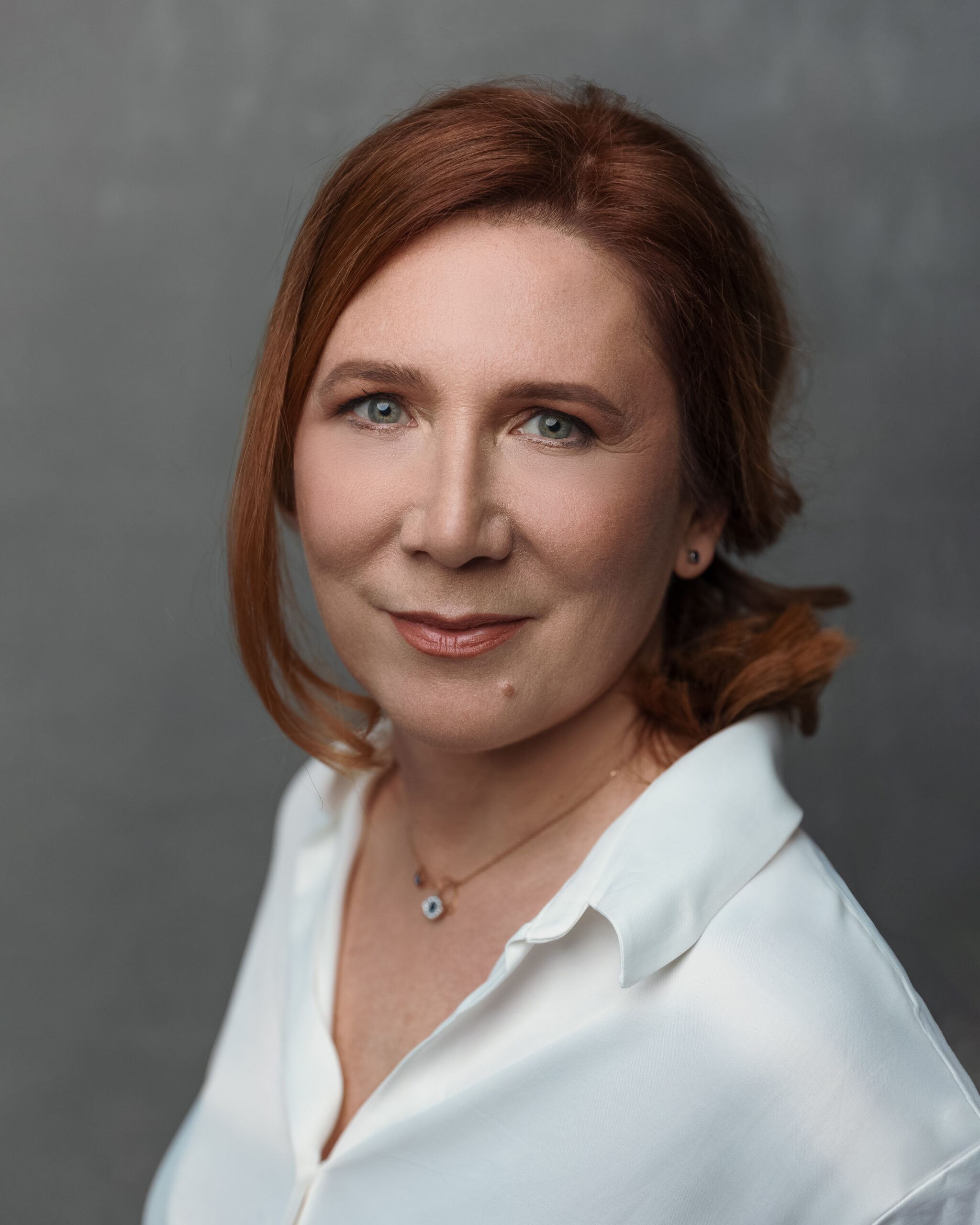 Portret wizerunkowy rudowłosej kobiety w białej koszuli