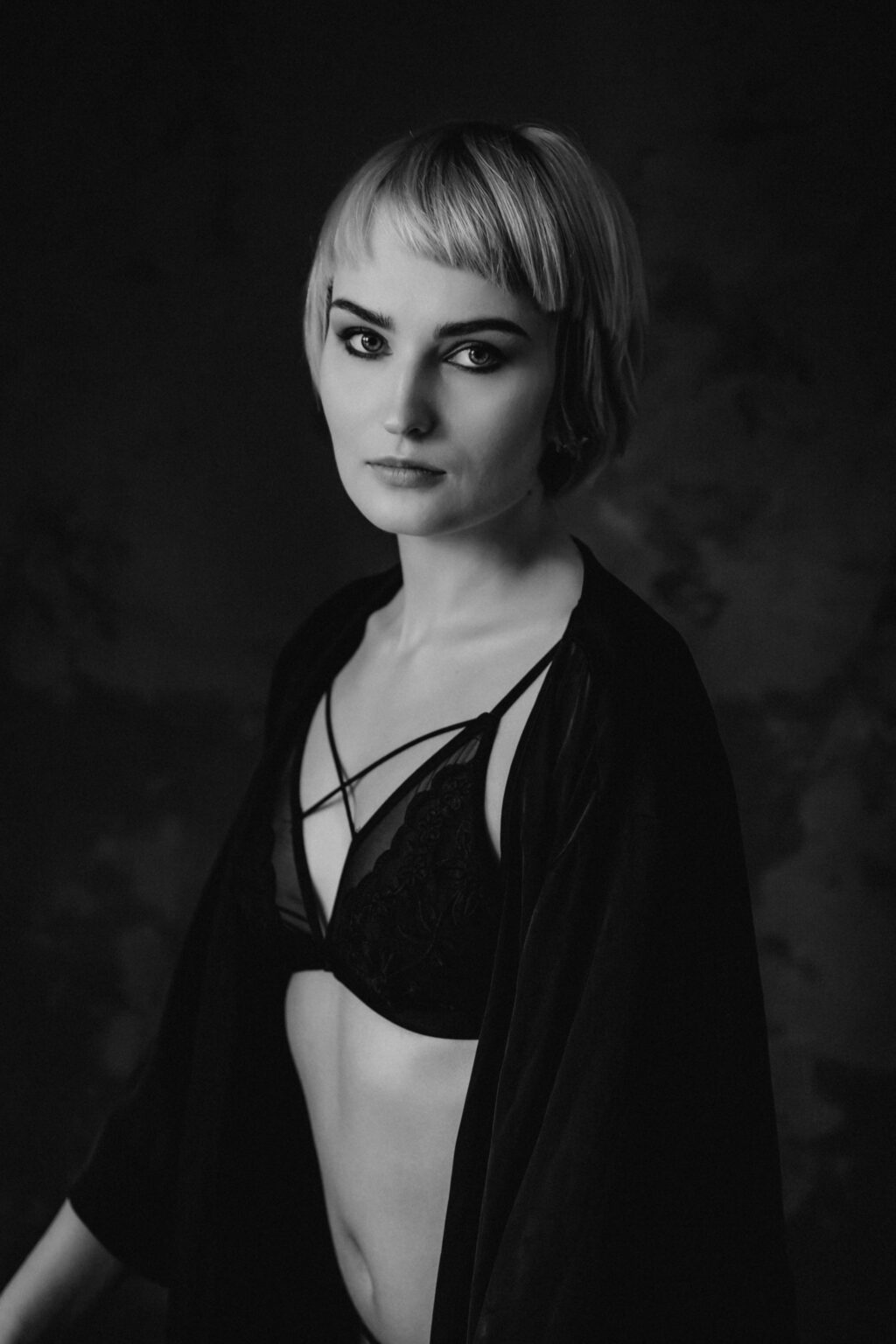 Czarno-biały portret z sesji urodzinowej w stylowej odsłonie.