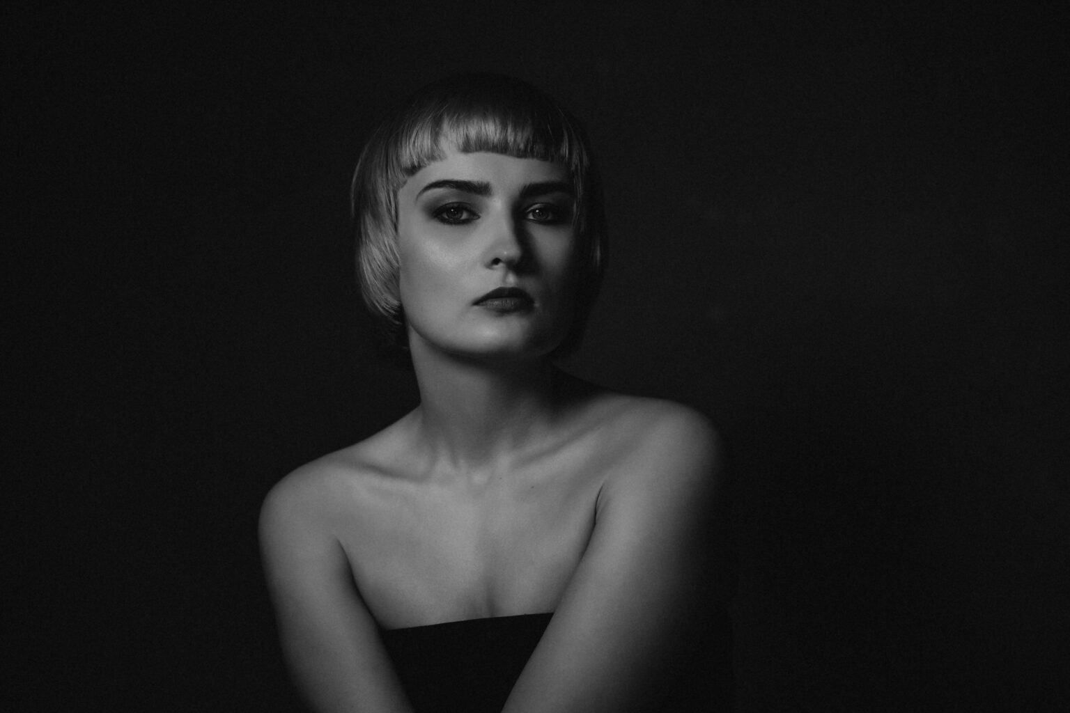 Czarno-biały portret z sesji urodzinowej w stylowej odsłonie.