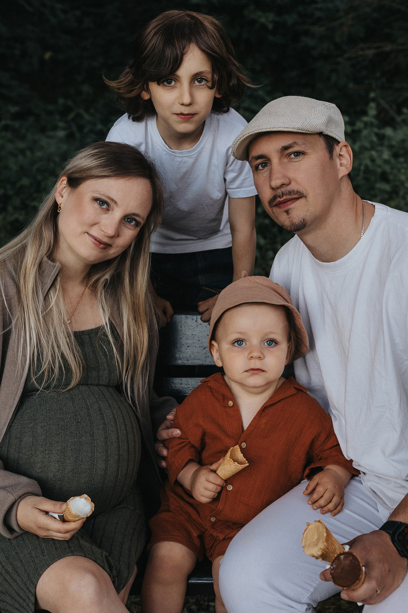 Przyszła mama wraz z partnerem i starszym dzieckiem podczas rodzinnej sesji