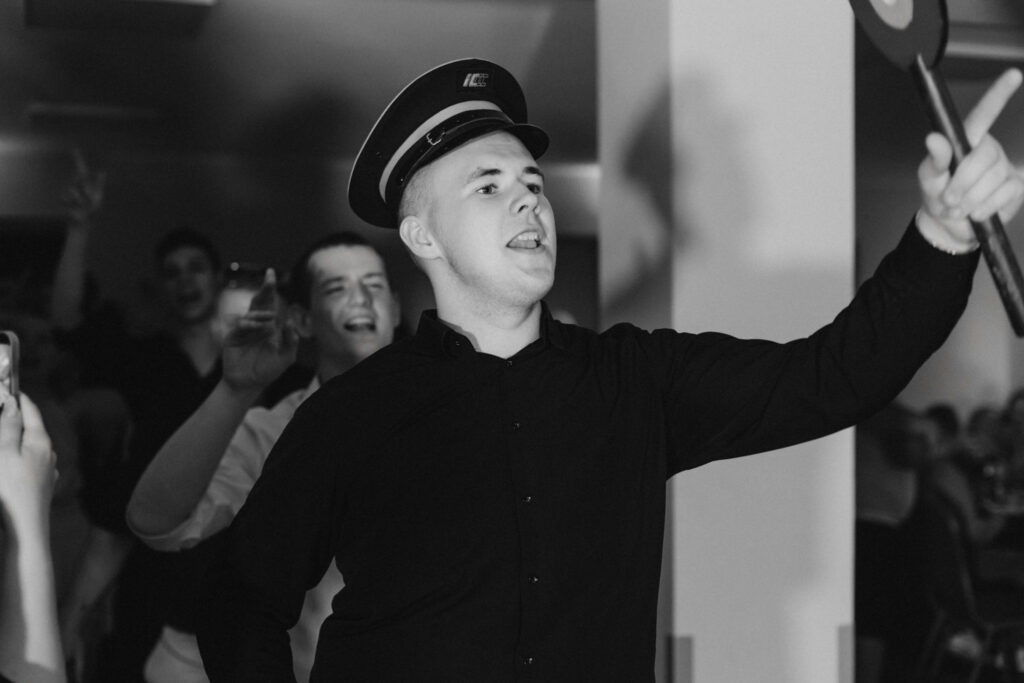 Reportaż z przyjęcia z okazji 18 urodzin – wspólna zabawa gości.