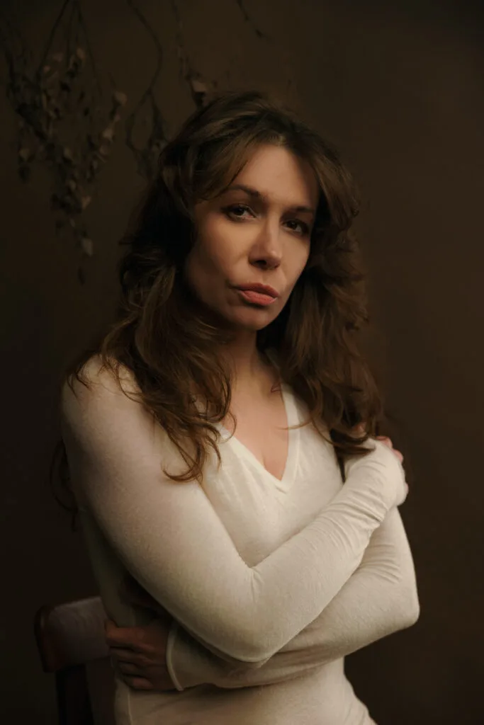 Zmysłowy, studyjny portret kobiecy w ciepłym świetle, sensualna sesja zdjęciowa w studiu fotograficznym w Kobyłce.