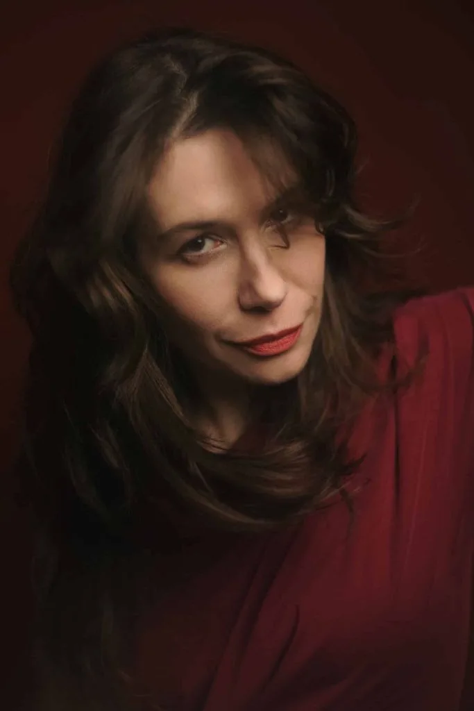 Klasyczny, artystyczny portret kobiecy w studiu fotograficznym, ekskluzywna sesja zdjęciowa dla kobiet w Kobyłce