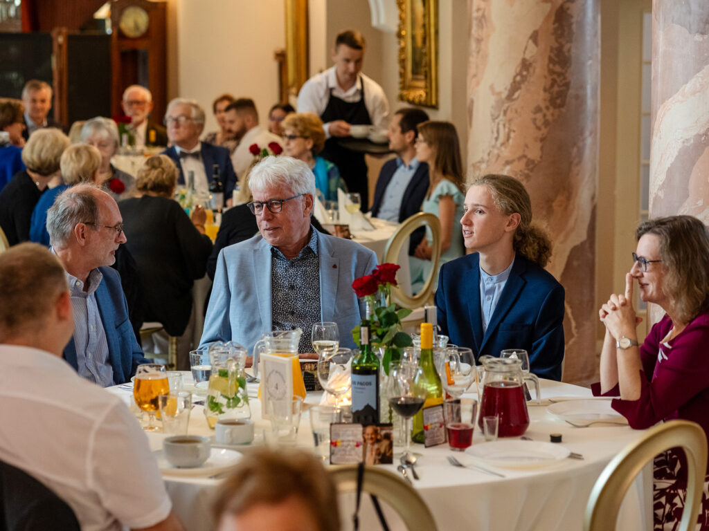 Wspólny toast „Sto lat” w gronie najbliższych podczas przyjęcia urodzinowego.