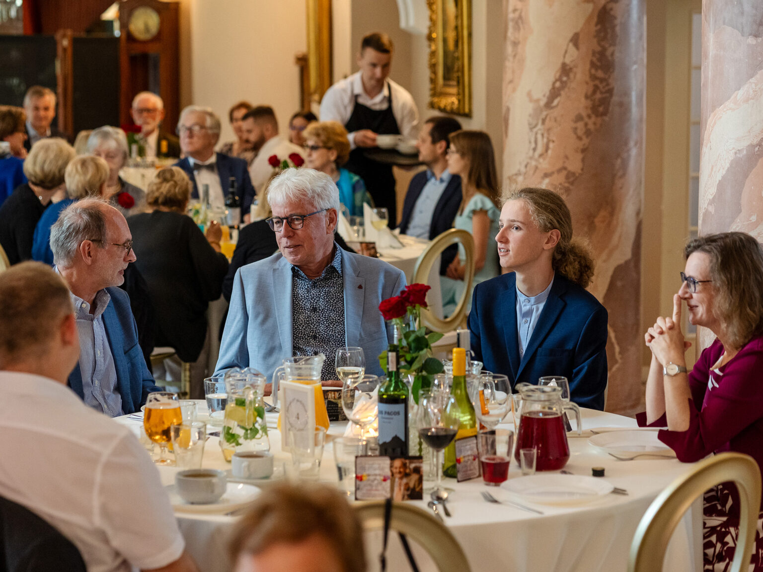 Wspólny toast „Sto lat” w gronie najbliższych podczas przyjęcia urodzinowego.