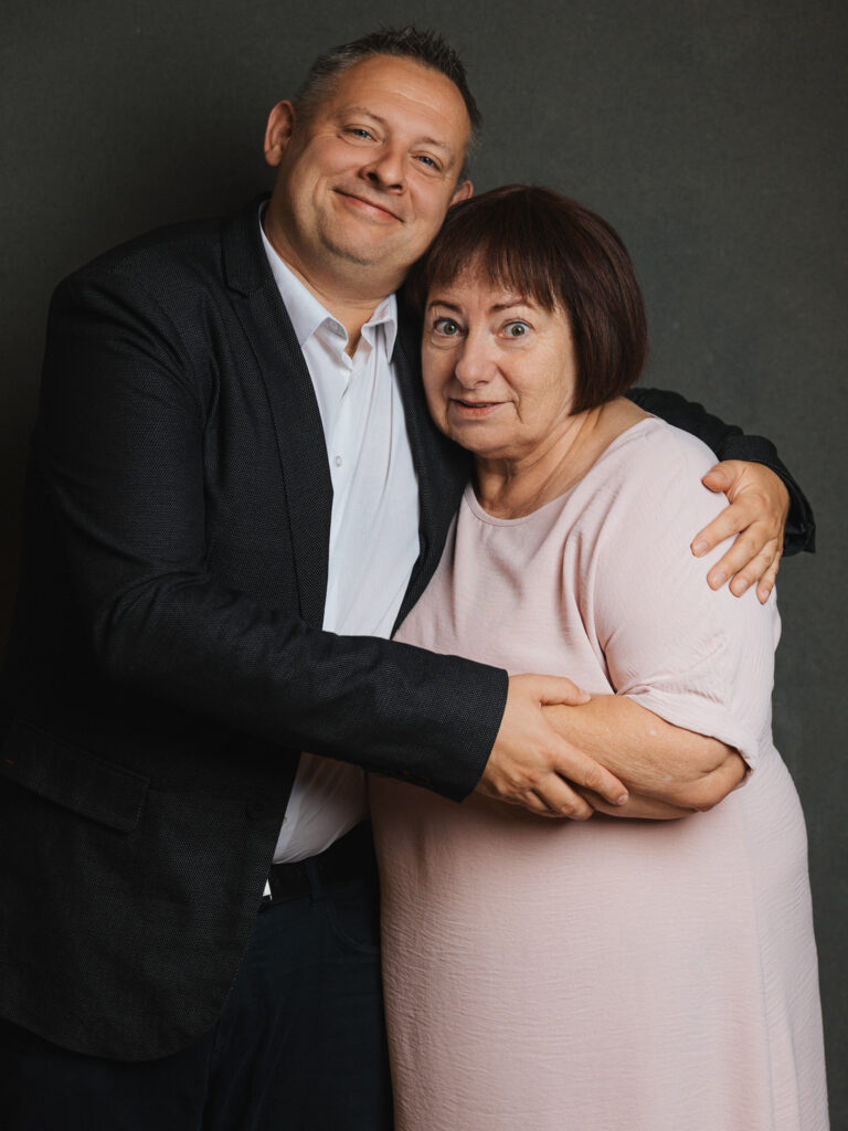 Uściski i gratulacje dla solenizanta podczas przyjęcia urodzinowego.