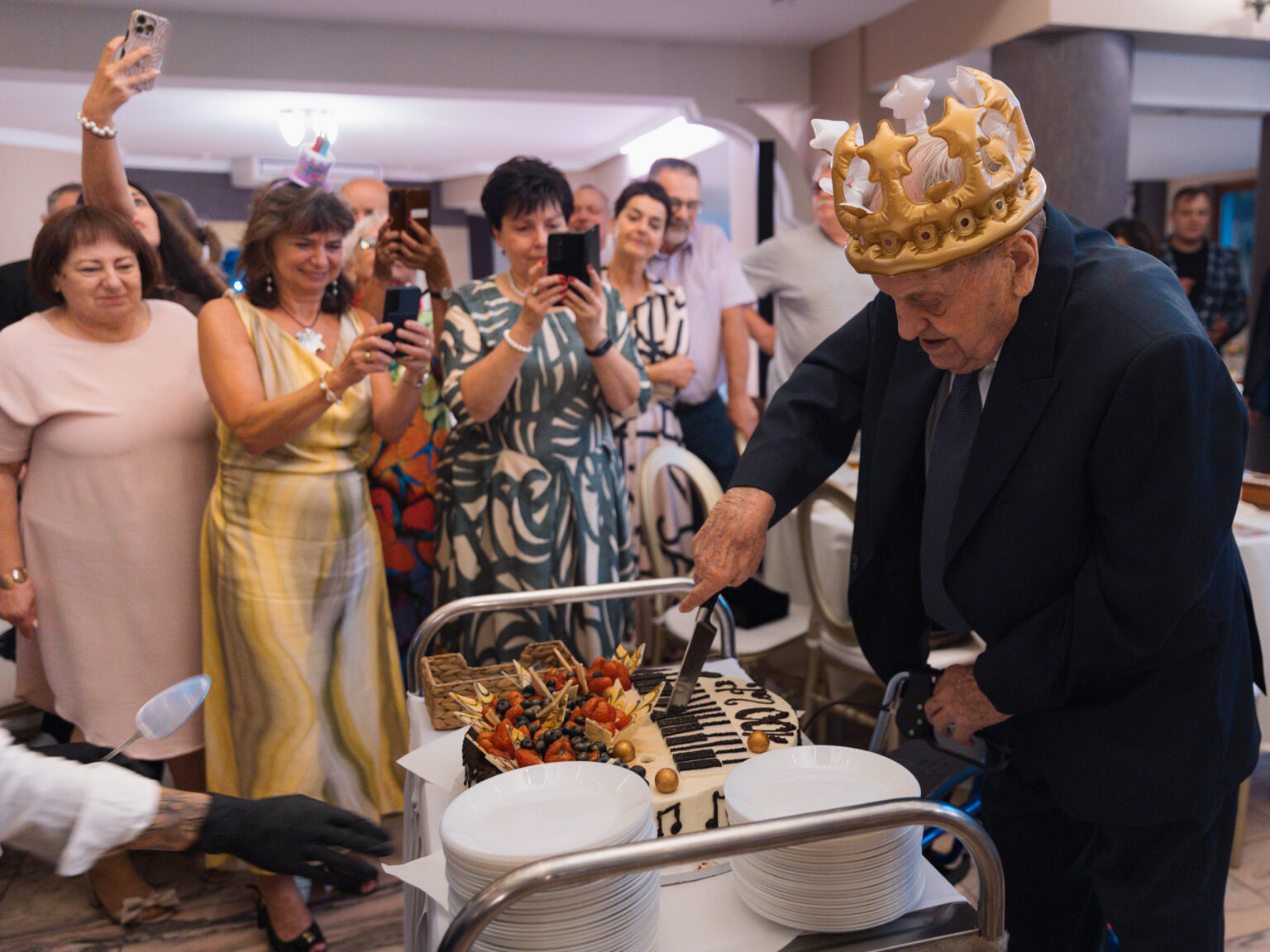 Radosny moment przy torcie w blasku zimnych ogni – reportaż z przyjęcia urodzinowego.
