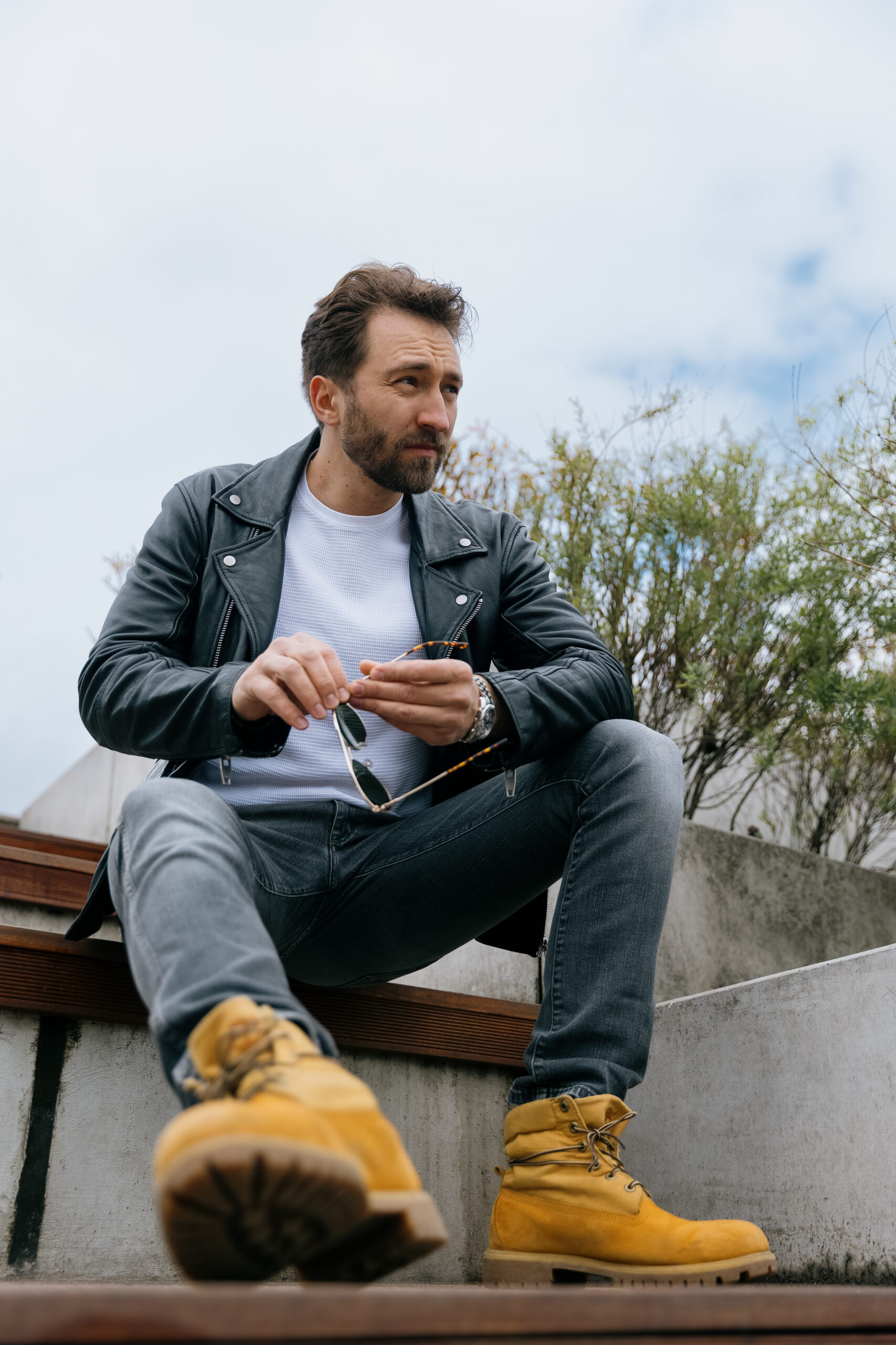 Naturalny portret męski w plenerze, bez pozowania - Kobyłka