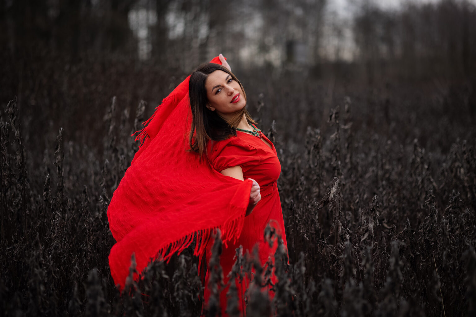 Naturalny, swobodny portret z sesji urodzinowej.
