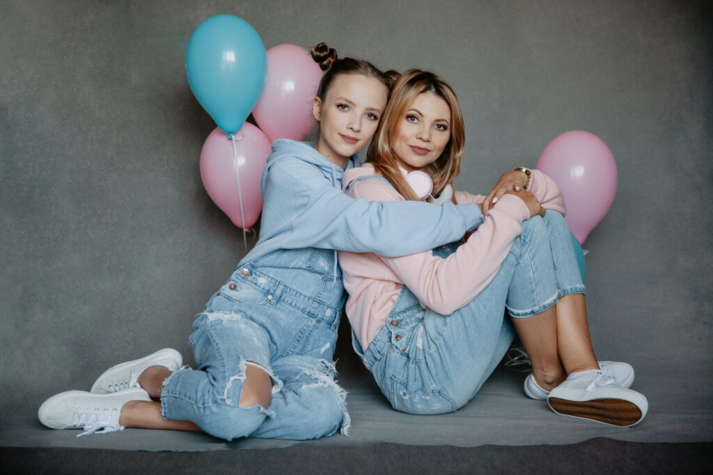 Mama i córka razem podczas sesji urodzinowej z kolorowymi balonami.