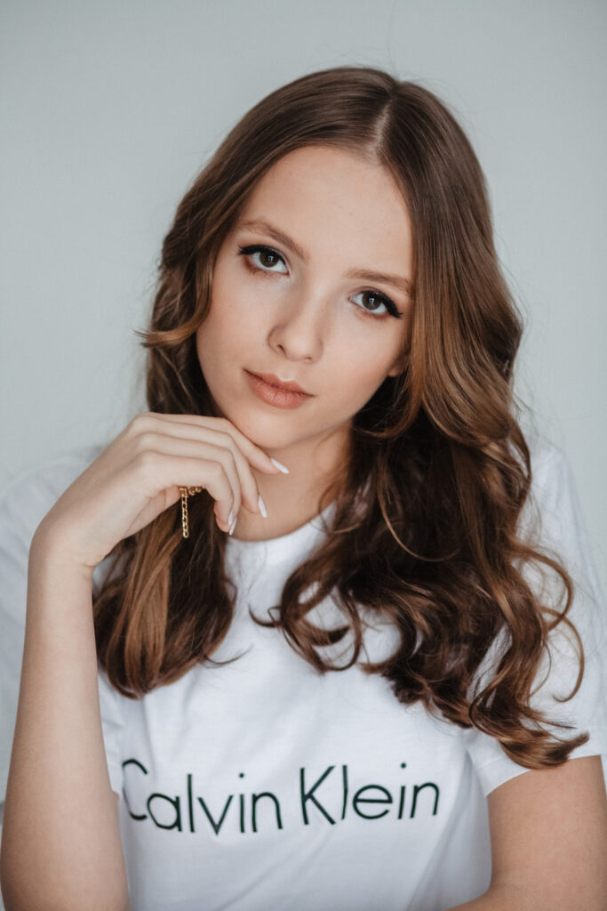 Naturalny, swobodny portret z sesji urodzinowej.