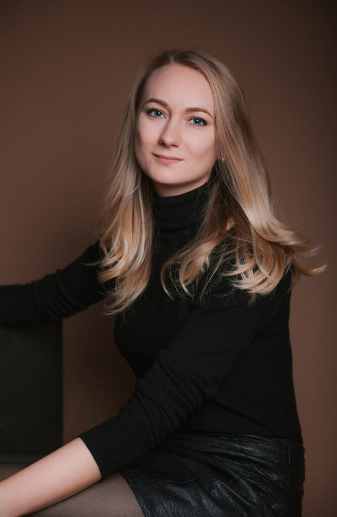 Naturalny, swobodny portret z sesji urodzinowej.
