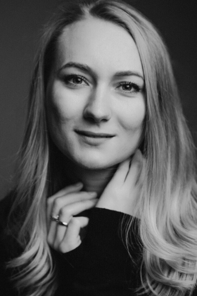 Naturalny, swobodny portret z sesji urodzinowej.
