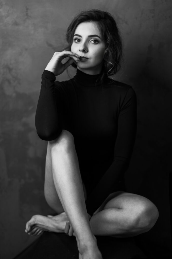 Portret urodzinowy w eleganckiej stylizacji – delikatne światło studyjne.